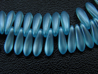 Sklenená korálka jazýček -10x3mm- azúrovo modrá  voskovaná - 20 ks