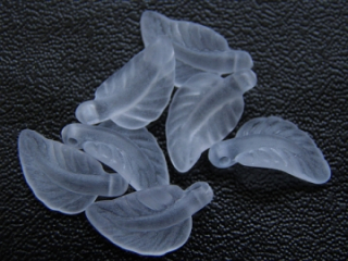 Plastové korálky - lístok - modrá frost -  10 ks