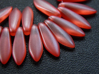 Sklenená korálka jazýček -16x5mm- červená papriková -10 ks