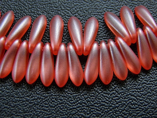 Sklenená korálka jazýček -10x3mm- červená papriková voskovaná - 20 ks