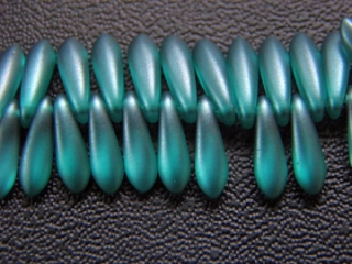Sklenená korálka jazýček -10x3mm- smaragdová voskovaná - 20 ks