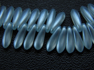 Sklenená korálka jazýček -10x3mm- azúrovo modrá svetlá voskovaná - 20 ks