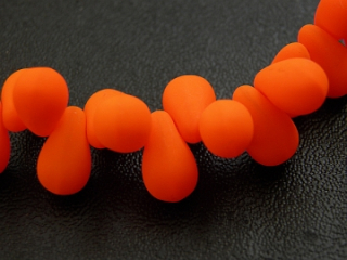 Sklenená korálka kvapka - 8,5x6mm- oranžová  NEON - 10 ks