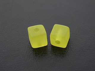 Plastová korálka - kocka - 10 ks