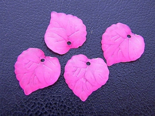 Plastové korálky - lístok 15x14 mm - tmavoružová -  5 ks