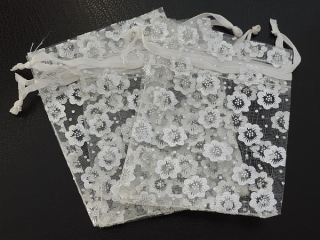 Darčekové vrecúško z organzy - cca 7x9 cm - biela - 1ks