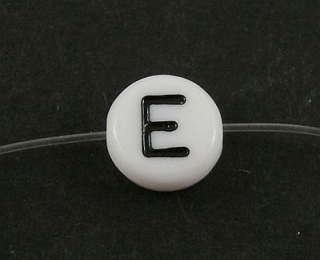 Korálka písmeno 7x4 mm - "E" - 1 ks